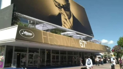 US personality and entrepreneur Paris Hilton poses as she arrives on May 13, 2018 for the Fashion For Relief Cannes 2018 event on the sidelines of the 71st edition of the Cannes Film Festival at Cannes Mandelieu Aeroport, southern France. / AFP PHOTO / Yann COATSALIOU