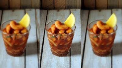 Servir el coctel de camarones en vasos individuales.