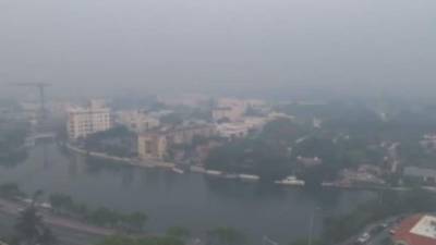 Debido al intenso humo, las autoridades se vieron obligadas a cerrar al tráfico partes de la carretera US 27, aunque otras ya se han reabierto.