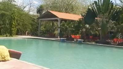 Una piscina de gran tamaño es el centro del balneario Aguagua que fueclausurado debido al crimen de la Miss Honduras Mundo y su hermanaSofía Trinidad.