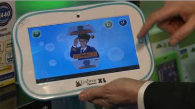 Balones, rompecabezas, soldaditos, meccanos, patines, muñecas y los juguetes que llevan toda la vida seduciendo a los niños libran una batalla contra las tabletas por mantener su espacio.