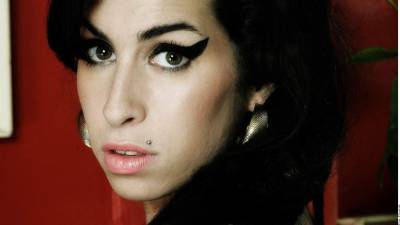 Este 23 de julio se conmemora el décimo aniversario de la muerte de la cantante Amy Winehouse por envenenamiento por alcohol. Una artista adelantada a su tiempo, la británica marcó a una generación y dejó una huella importante en la industria musical. Repasamos brevemente su carrera, además que te compartimos algunas de sus mejores canciones para que armes tu playlist.Fotos: Agencias.