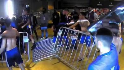 Jugadores de Boca tuvieron una brutal pelea con la policía.