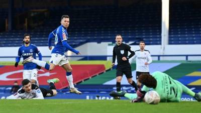 El delantero brasileño del Everton Bernard (2L) observa cómo su disparo golpea el poste durante el partido de fútbol de la tercera ronda de la Copa FA.