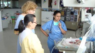 Beatrix Kania, embajadora de Alemania en Honduras, visitó ayer la Sala de Neonatología del Hospital Escuela Universitario (HEU) con autoridades del centro asistencial.