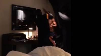 Tres jugadores de la Selección de Colombia: Muriel, James y Cuadrado, le dan tremendo susto a su compañero Pablo Armero.