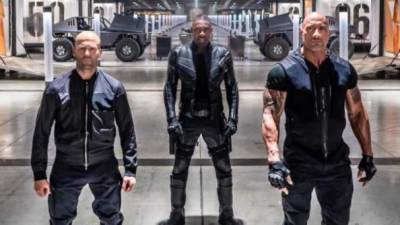 Dwayne 'The Rock' Johnson y Jason Statham enfrentan al 'anarquista cibernéticamente mejorado' Idris Elba.