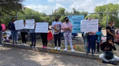 Un grupo de personas protesta exigiendo justicia por el menor que fue quemado en una secundaria mexicana.