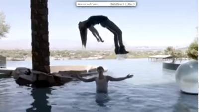 Belinda le mostró al ilusionista Criss Angel sus habilidades para romper una manzana con la cabeza. En su participación en el show #TrickdUP, Angel también la hizo levitar agarrándola de las nalgas.