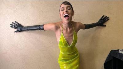 Danna Paola acudió a los Premios Juventud con este vestido amarillo de transparencias.