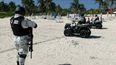 Agentes de la Guardia Nacional patrullan las playas del Caribe mexicano tras los recientes hechos de violencia.