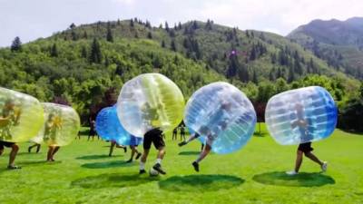 Considerado un nuevo deporte, más que una nueva modalidad futbolística, el 'fútbol burbuja' está de moda. Foto cortesía Granadadigital.es