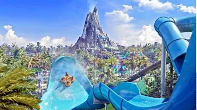 Imponente aparece en el horizonte Krakatau, un volcán de 61 metros de altura, que es el ícono de Volcano Bay, el nuevo parque temático y acuático de Universal Orlando Resort.