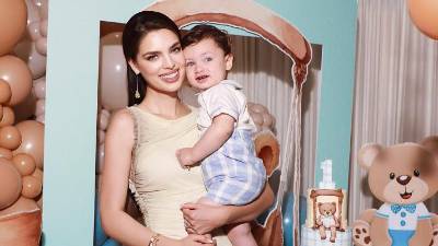 Nadia Ferreira posa con su primogénito.