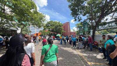 Maestros en los bajos del Congreso Nacional de Honduras.