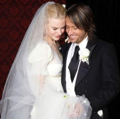 Con flores blancas en sus manos, Nicole Kidman dio el 'sí' a Keith Urban