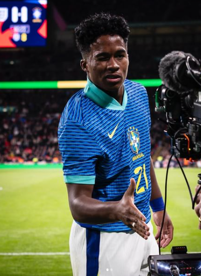 “Tiene una mirada seductora y con carácter, vi que era el hombre de mi vida y de mi futuro. Luego descubrí que era jugador del Palmeiras”, añadió la hermosa pareja de Endrick.
