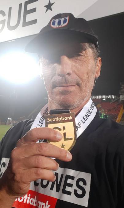 Pedro Troglio celebró con la medalla de campeón de la Liga Concacaf 2022.