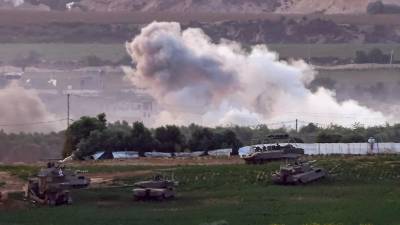 Tanques israelíes cruzaron la frontera con Gaza en el inicio de la ofensiva terrestre contra Hamás.