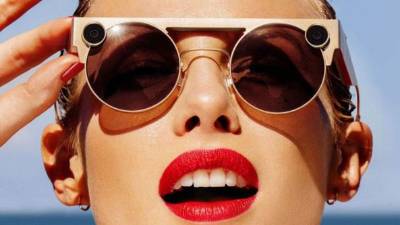 Snap, la compañía detrás de Snapchat, no se da por vencida con sus gafas inteligentes.