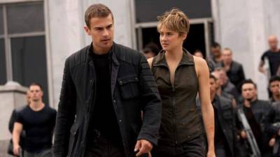 Historia de acción futurista que presenta una sociedad dividida en facciones.