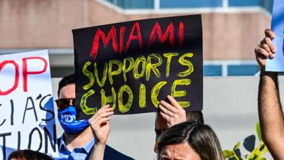 Manifestantes pro aborto protestaron contra la polémica ley firmada en Florida que prohíbe interrumpir el embarazo a partir de las 15 semanas.