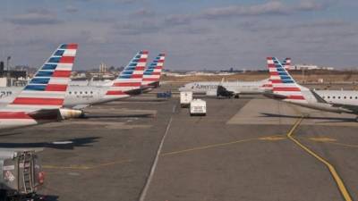 El sitio web de la FAA indicó que los vuelos que llegaban al aeropuerto tenían demoras promedio de casi una hora y media.