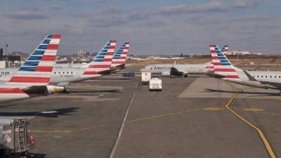El sitio web de la FAA indicó que los vuelos que llegaban al aeropuerto tenían demoras promedio de casi una hora y media.