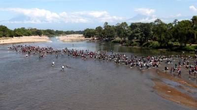 Cientos de migrantes están cruzando el río Suchiate, que separa Guatemala de México, a fin de entrar en territorio mexicano ilegalmente luego de que el Gobierno rechazara este lunes su solicitud formal para ingresar al país.
