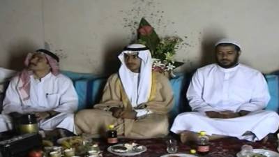 Captura de pantalla de un video sin fecha disponible por la Agencia Central de Inteligencia (CIA) muestra a Hamza bin Laden (C), hijo del fallecido líder de Al Qaeda Osama bin Laden. EFE