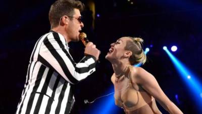 Robin Thicke en los MTV Music Awards, donde junto a la polémica Miley Cyrus interpretó ‘Blurred Lines’.