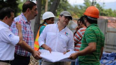 El presidente Juan Orlando Hernández junto a funcionarios recorrió los proyectos para conocer su avance y dialogar con la ciudadanía beneficiada.