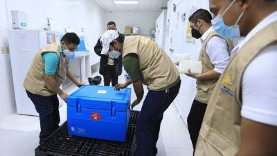 Empleados de Salud guardan las dosis de Pfizer que recibió Honduras a través del mecanismo de Covax.
