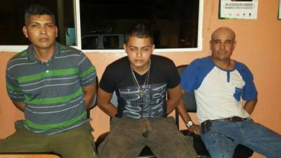 Tres hondureños detenidos durante un operativo efectuado por agentes de la Policía Nacional de Honduras.