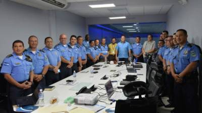 Los jefes policiales y representantes del 911 con el alcalde Armando Calidonio en la reunión.