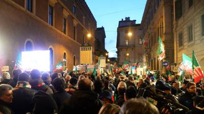 Seguidores de Silvio Berlusconi se congregaron en el Palazzo Grazioli, su residencia privada para escuchar su discurso.