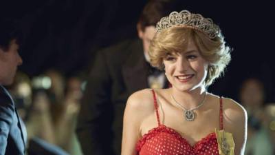 La actriz inglesa Emma Corrin en una escena de la cuarta temporada de 'The Crown'.