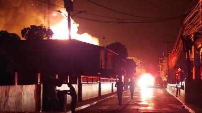 Hospital de Roatán es consumido por las llamas