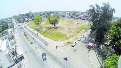 La obra actualmente está abandonada debido a la falta de fondos. Parece una enorme área verde.
