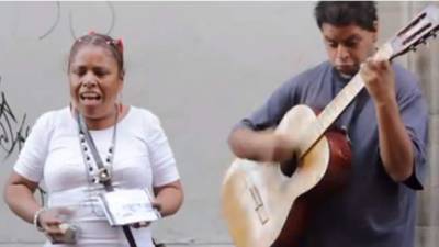 Ella es conocida como Tere y ameniza las calles de Guanajuato, México. Foto YouTube.