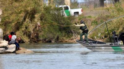 Ciudadanos centroamericanos son rescatados por la Patrulla Fronteriza de los Estados Unidos, sobre el Río Bravo, en la frontera entre México y EE.UU., en Piedras Negras (México). EFE