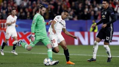 GRAF6822. SEVILLA 21/02/2018.- El delantero colombiano del Sevilla Luis Muriel (d) pelea un balón con el portero español del Manchester United David de Gea, en una jugada del partido de ida de octavos de final de la Liga de Campeones que estos dos equipos juegan esta noche en el estadio Sánchez Pizjuán de Sevilla. EFE/José Manuel Vidal
