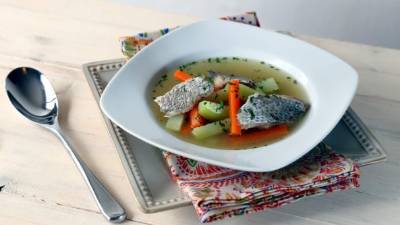 Comer pescado Le ayudará a aumentar la presencia de 'colesterol bueno' en su cuerpo.