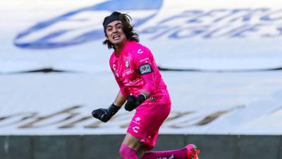 El portero Carlos Acevedo del Santos Laguna celebrando su gol de cabeza.