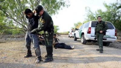 Miembros de la Patrulla Fronteriza de Estados Unidos requisan a una persona detenida. Foto: EFE/Archivo