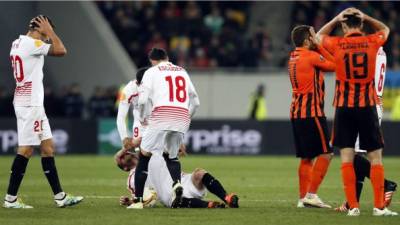 Michael Krohn-Dehli se lamenta tras la grave lesión en su rodilla izquierda, durante el partido en el estadio Arena Lviv de Kiev. Foto EFE/Sergey Dolzhenko