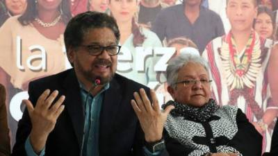 El candidato al Senado de la FARC, Iván Márquez, y la candidata a la vicepresidencia, Imelda Daza. Foto: EFE