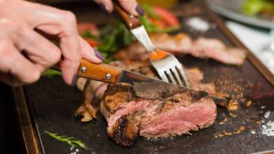 Si es fanático de la carne roja, es urgente que disminuya su consumo por su salud.