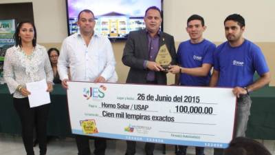 El regidor Luis Cardona y el alcalde Armando Calidonio entregaron el premio a los estudiantes ganadores.