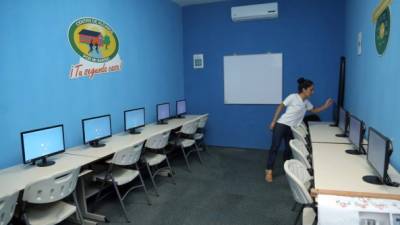 Los centros de alcance están completamente equipados con computadoras nuevas a disposición de los estudiantes que necesitan realizar trabajos escolares.